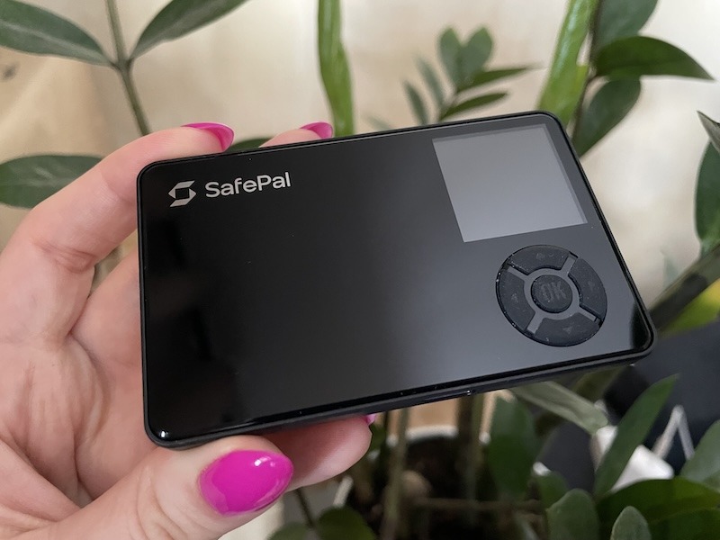 Апаратний гаманець SafePal S1 у руці