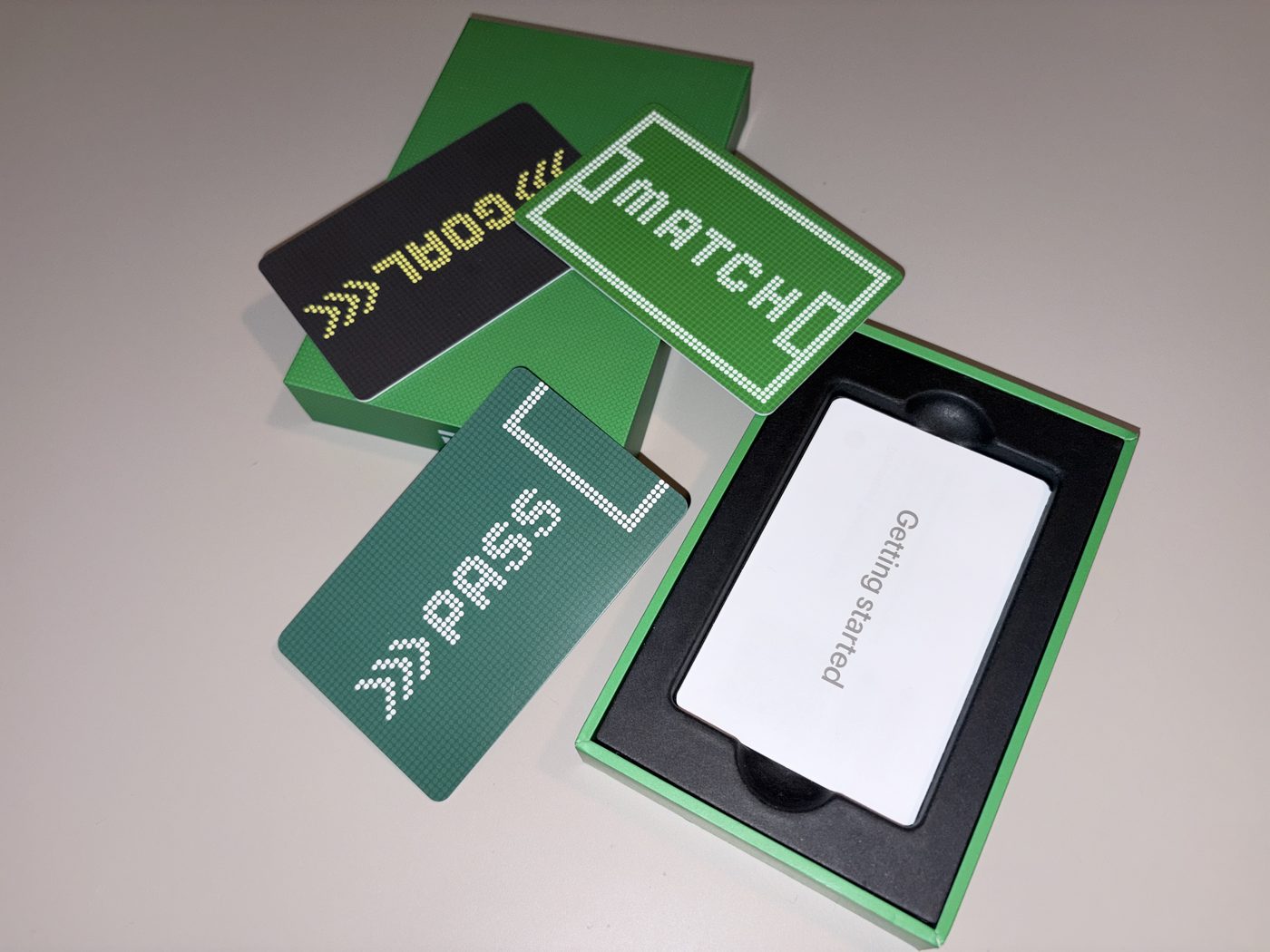 Відкрита коробка Tangem Wallet з трьома картками набору та карткою «Getting started»