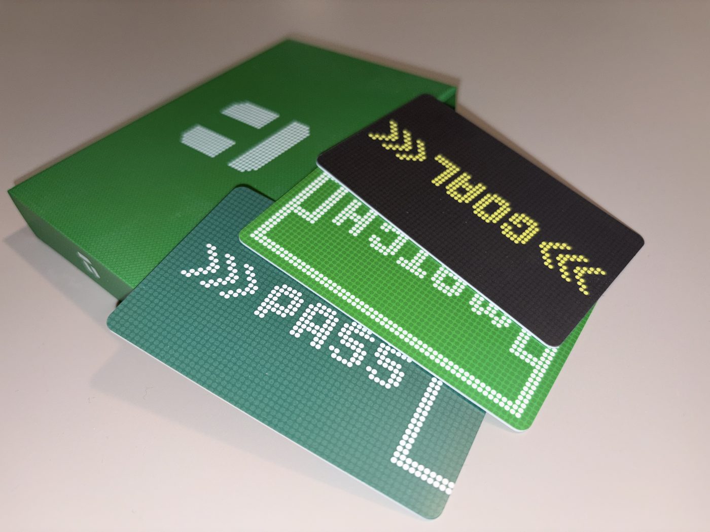 Набір із трьох карток Tangem Wallet на коробці