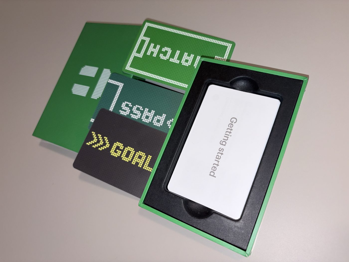 Розпакований набір Tangem Wallet: коробка, картки й інструкція «Getting started»