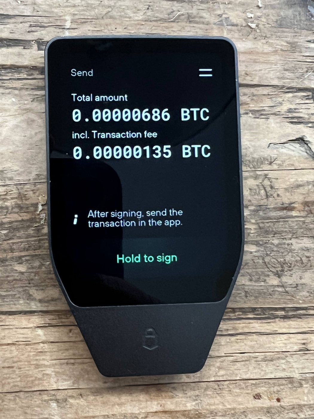 Trezor Safe 7 показує суму переказу, комісію та кнопку підтвердження на власному екрані